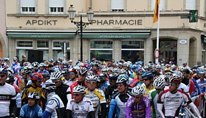 peloton multicolore au dpart  Echternach