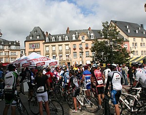 1077 Teilnehmer am Marktplatz