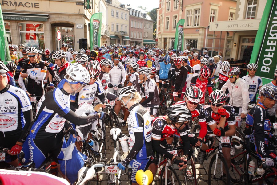 nearly 700 riders at the start of La Charly Gaul B - photo: sportograf.de
